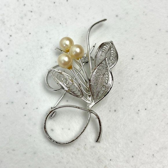 Vintage Brooch Silver Tone Leaf Filigree Scrollwork Faux Pearl Estate Floral Pin - Picture 3 of 10